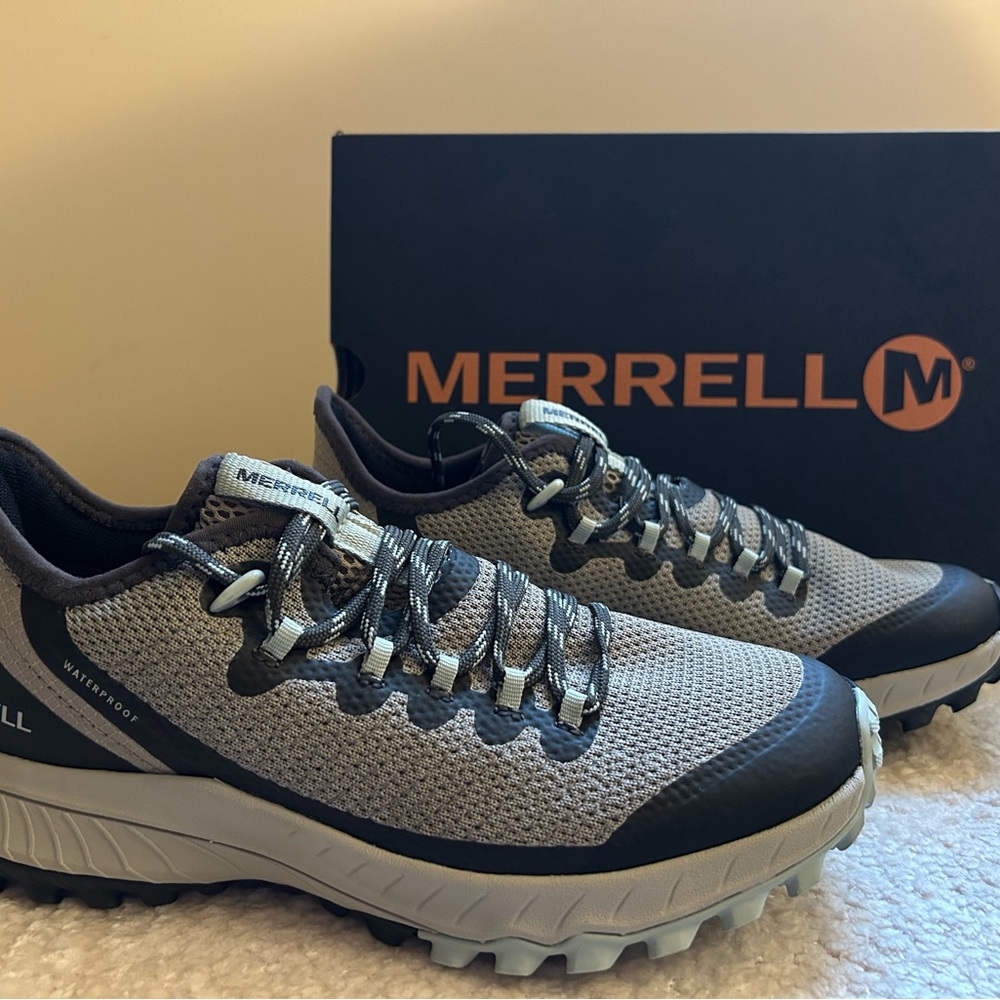 Women’s Merrill hiking shoes, size 7 new in box